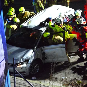 Feuerwehrleute befreien den schwer verletzten VW-Fahrer aus dem Wrack.