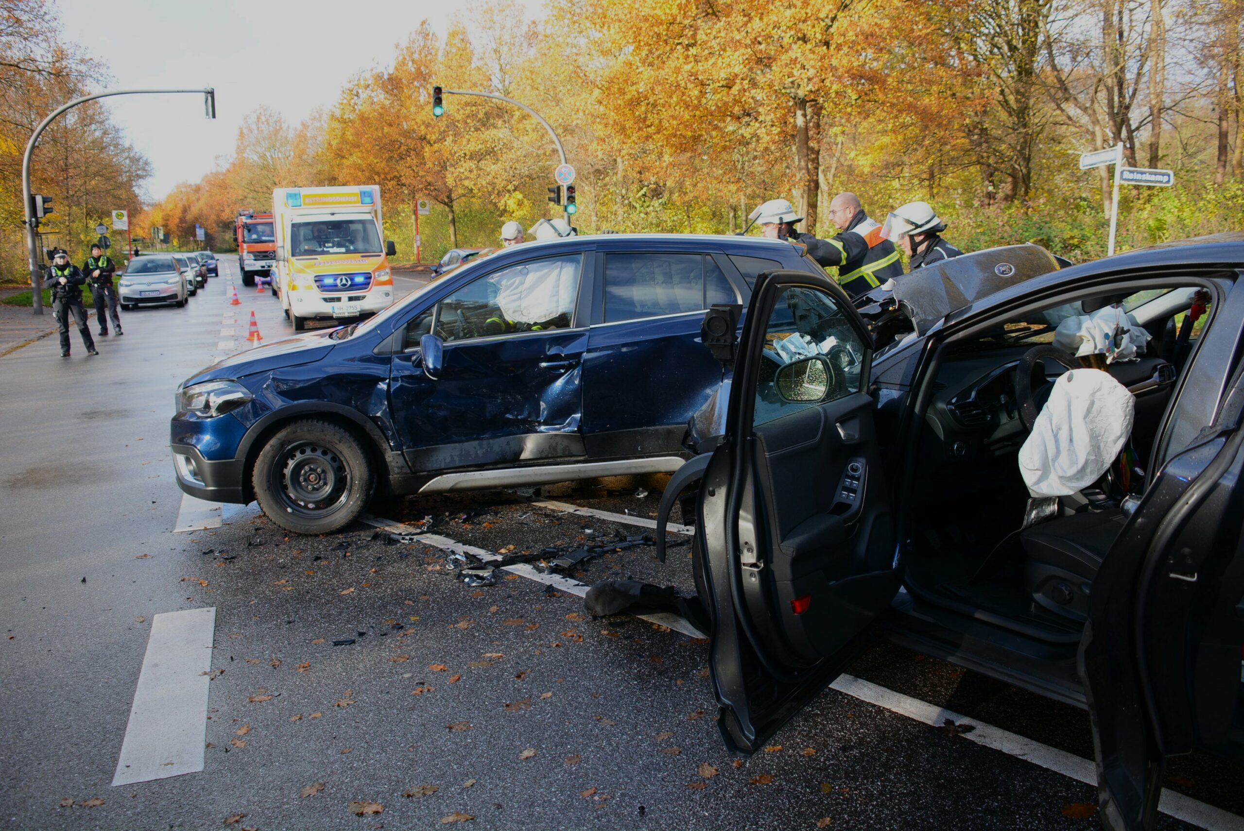 Schwerer Unfall in Billstedt. Zwei Verletzte und Straßensperrung