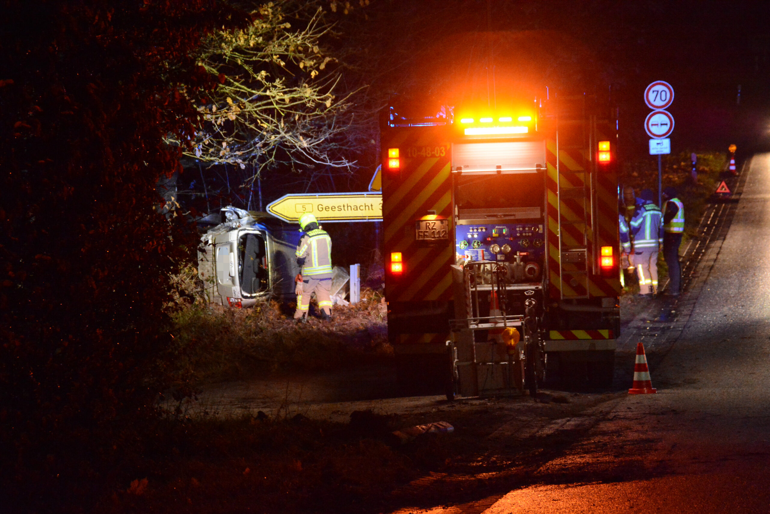 Das Fahrzeug schleuderte von der Fahrbahn und kippte auf die Seite. Der Fahrer rannte zu Fuß in den Wald.