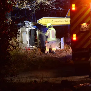 Das Fahrzeug schleuderte von der Fahrbahn und kippte auf die Seite. Der Fahrer rannte zu Fuß in den Wald.