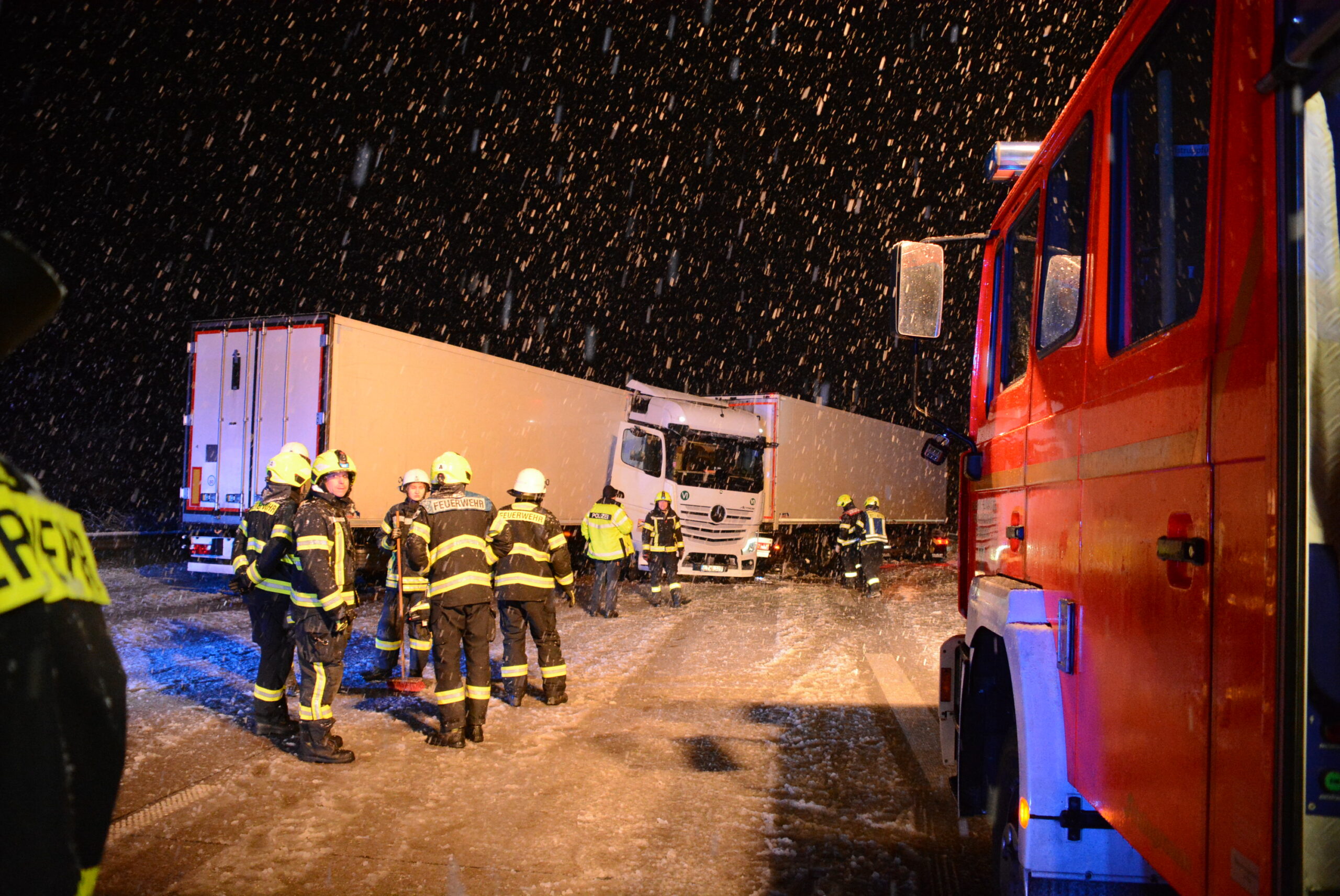 Die Lastwagen kollidierten im dichten Schneetreiben miteinander.