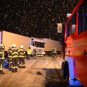 Die Lastwagen kollidierten im dichten Schneetreiben miteinander.