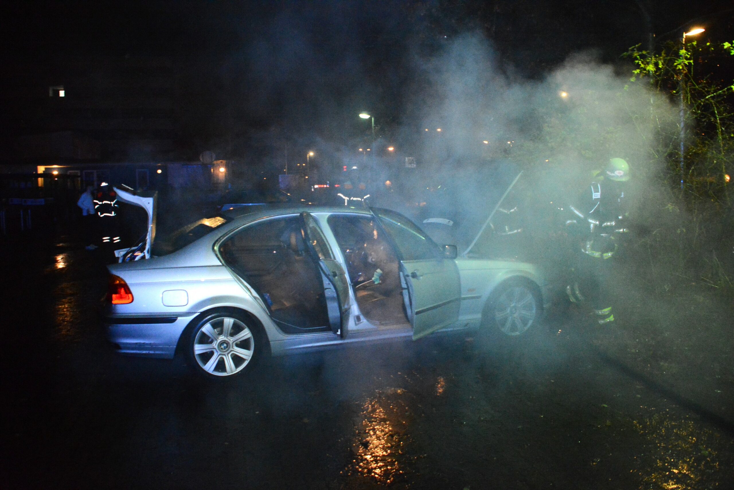 Das Fahrzeug dürfte durch den Brandschaden einen Totalschaden erlitten haben.