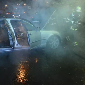Das Fahrzeug dürfte durch den Brandschaden einen Totalschaden erlitten haben.
