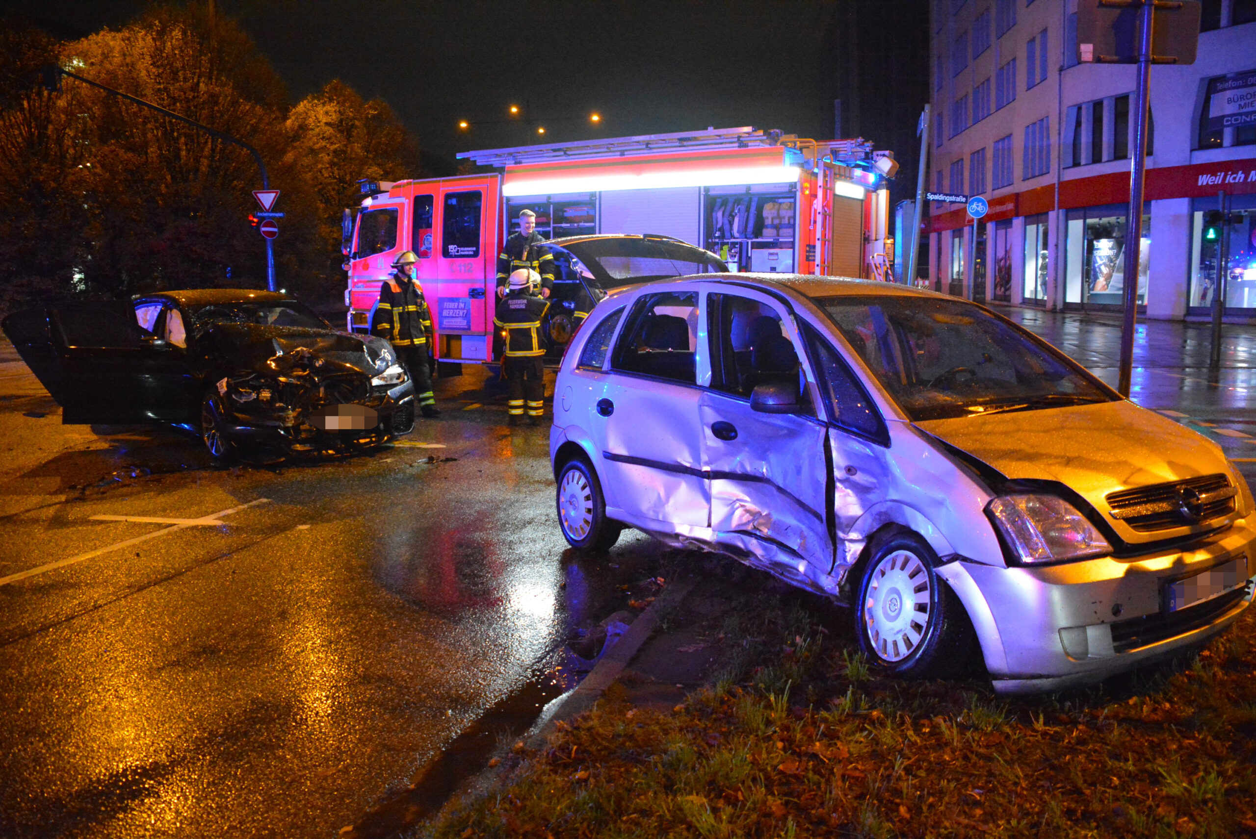 Die Autos wurden durch den Unfall schwer beschädigt.