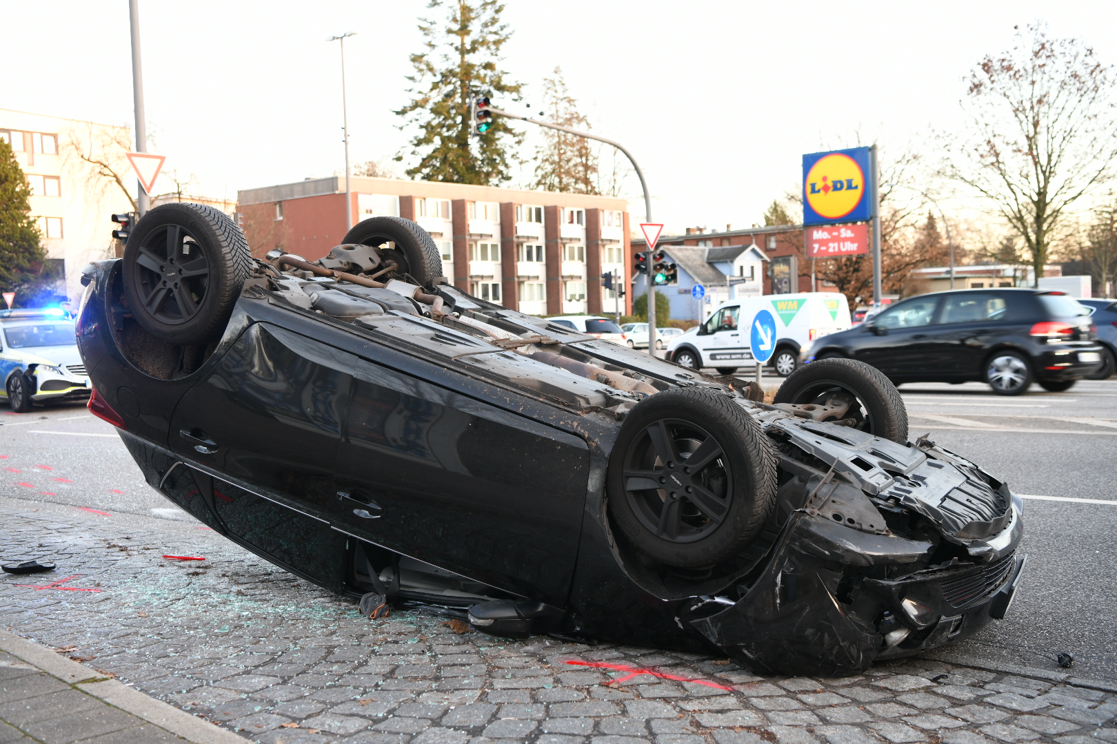 Das Auto überschlug sich bei dem Unfall in Langenhorn.