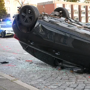 Das Auto überschlug sich bei dem Unfall in Langenhorn.