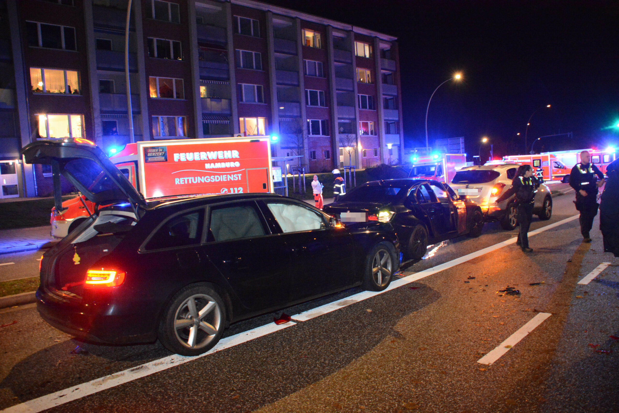 Drei Autos stehen nach dem Unfall auf der Habermannstraße.