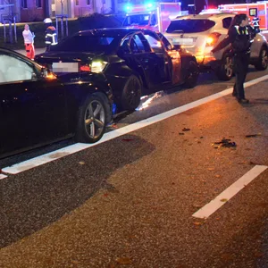 Drei Autos stehen nach dem Unfall auf der Habermannstraße.