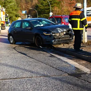 Vorfahrt missachtet – zwei Verletzte bei Unfall an der A25 in Bergedorf