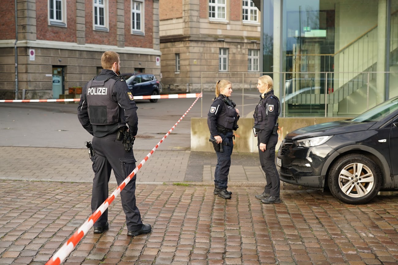 Mann bedroht Polizsiten mit zwei Messern vor Polizeiwache in Kiel – Beamter zieht Dienstwaffe und setzt Angreifer mit Schuss in den Fuß außer gefecht