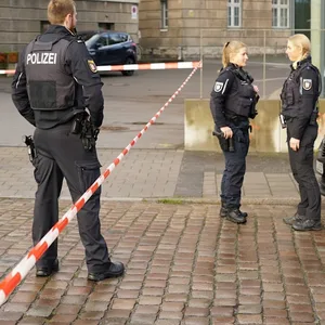 Mann bedroht Polizsiten mit zwei Messern vor Polizeiwache in Kiel – Beamter zieht Dienstwaffe und setzt Angreifer mit Schuss in den Fuß außer gefecht