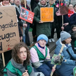 Menschengruppe mit Schilden: „Igel Killer“