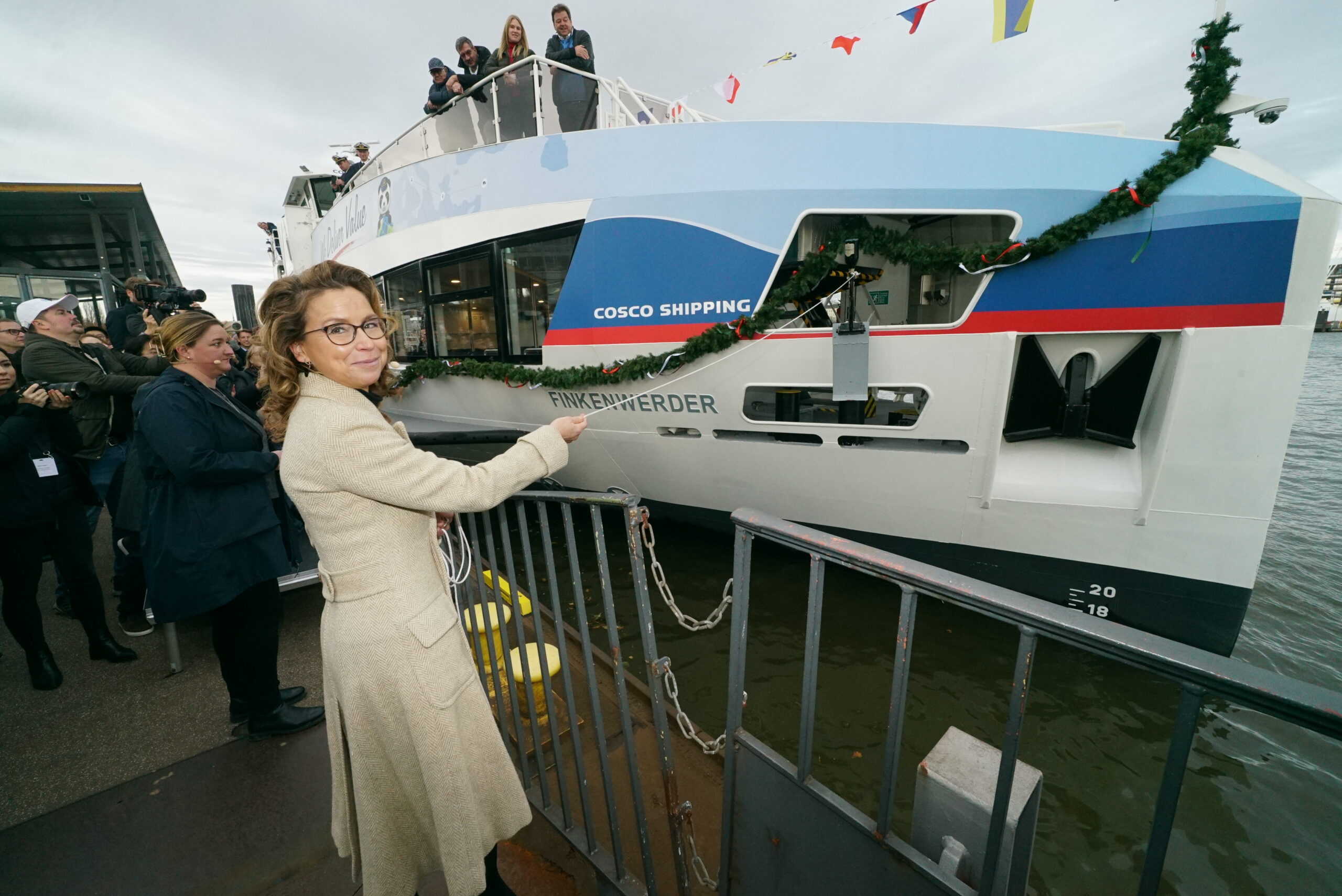 Carola Veit bei der Taufe der „Finkenwerder“.