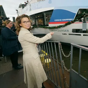 Carola Veit bei der Taufe der „Finkenwerder“.