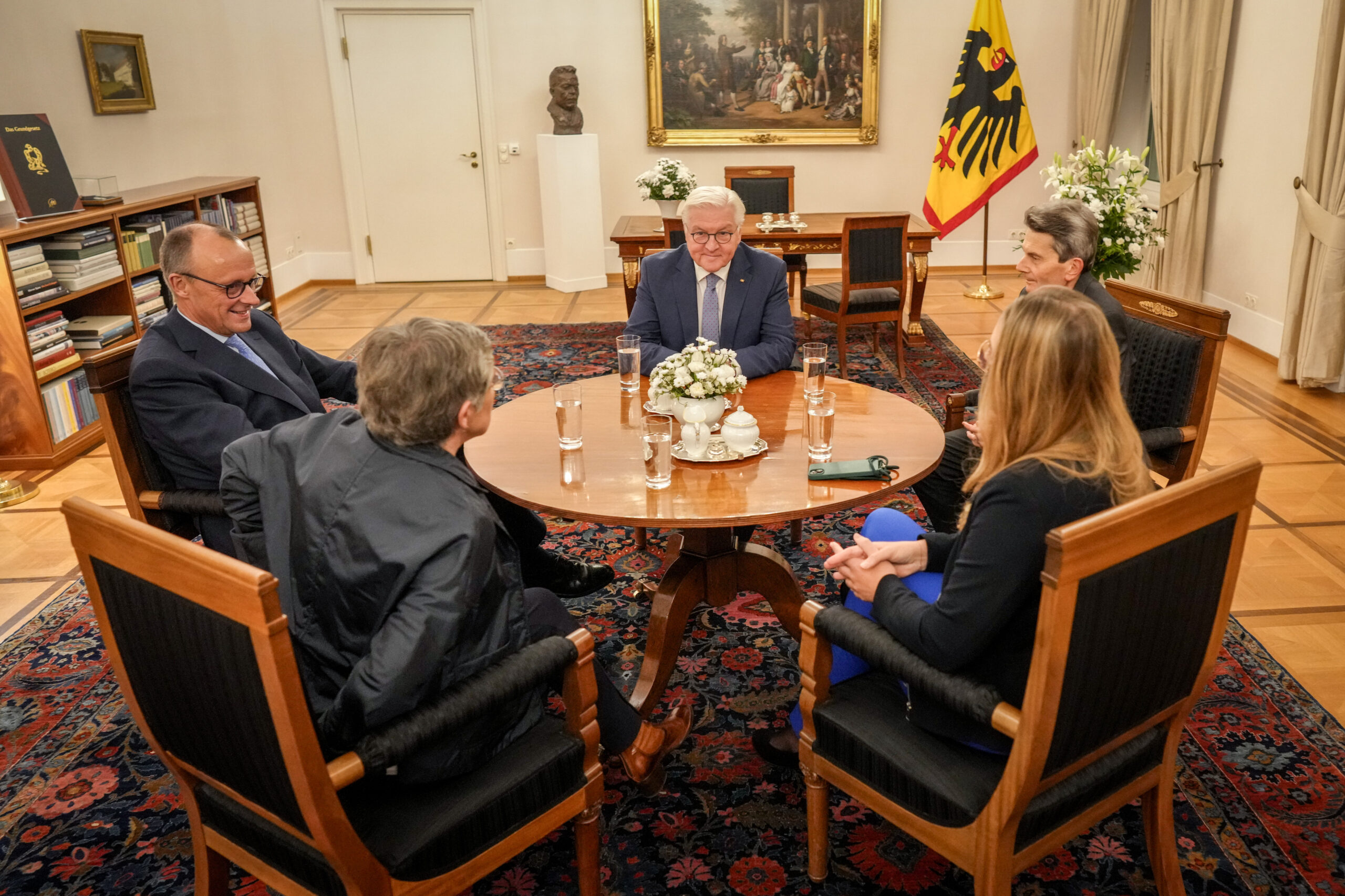 Präsident Steinmeier mit Politikern