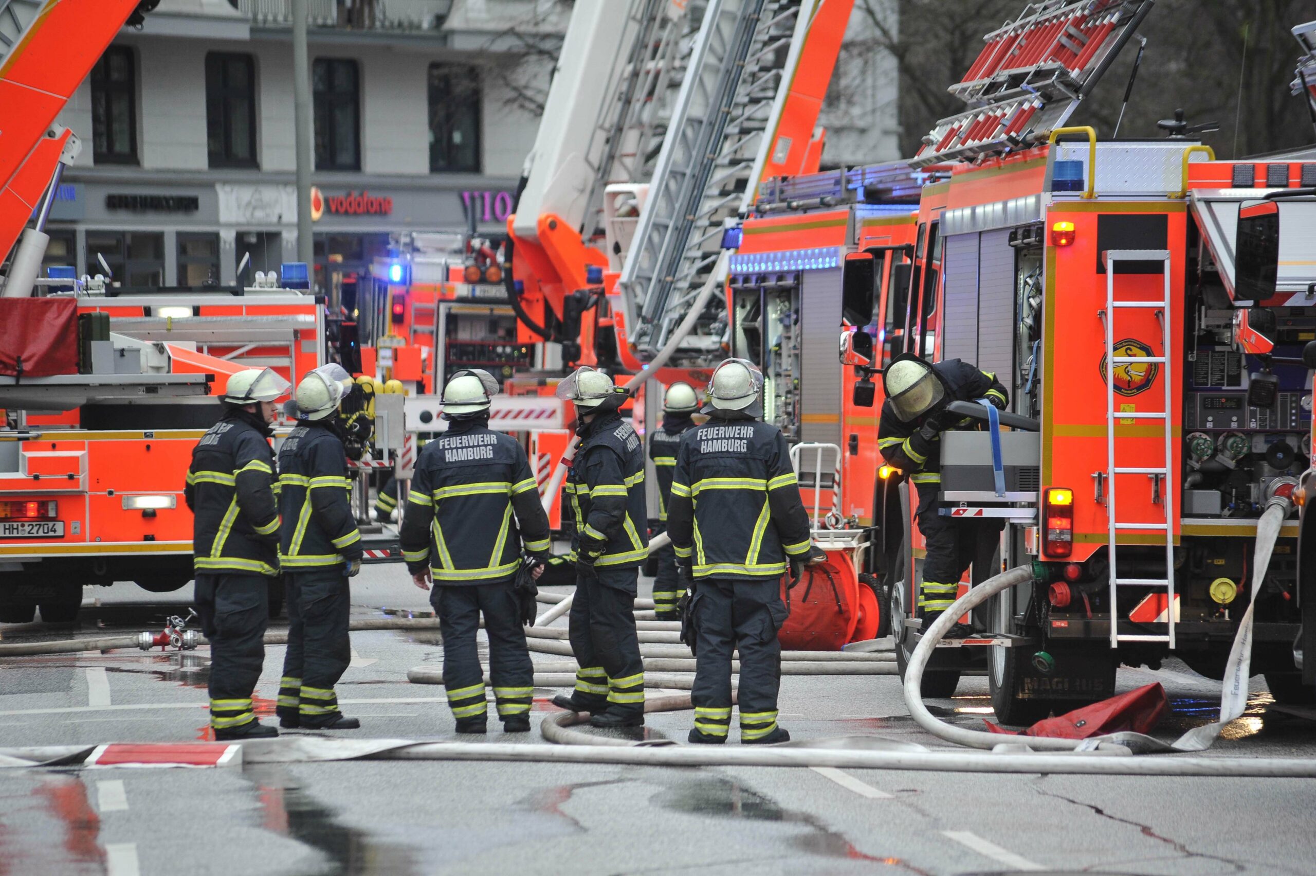 Zimmerbrand löst Großeinsatz der Feuerwehr in Bramfeld aus – fünf Bewohner verletzt in Klinik