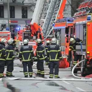 Zimmerbrand löst Großeinsatz der Feuerwehr in Bramfeld aus – fünf Bewohner verletzt in Klinik