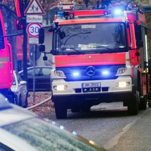Matratze brennt in Schlafzimer in Rahlstedter Wohung – Feuerwehr rettet zwei Bewohner
