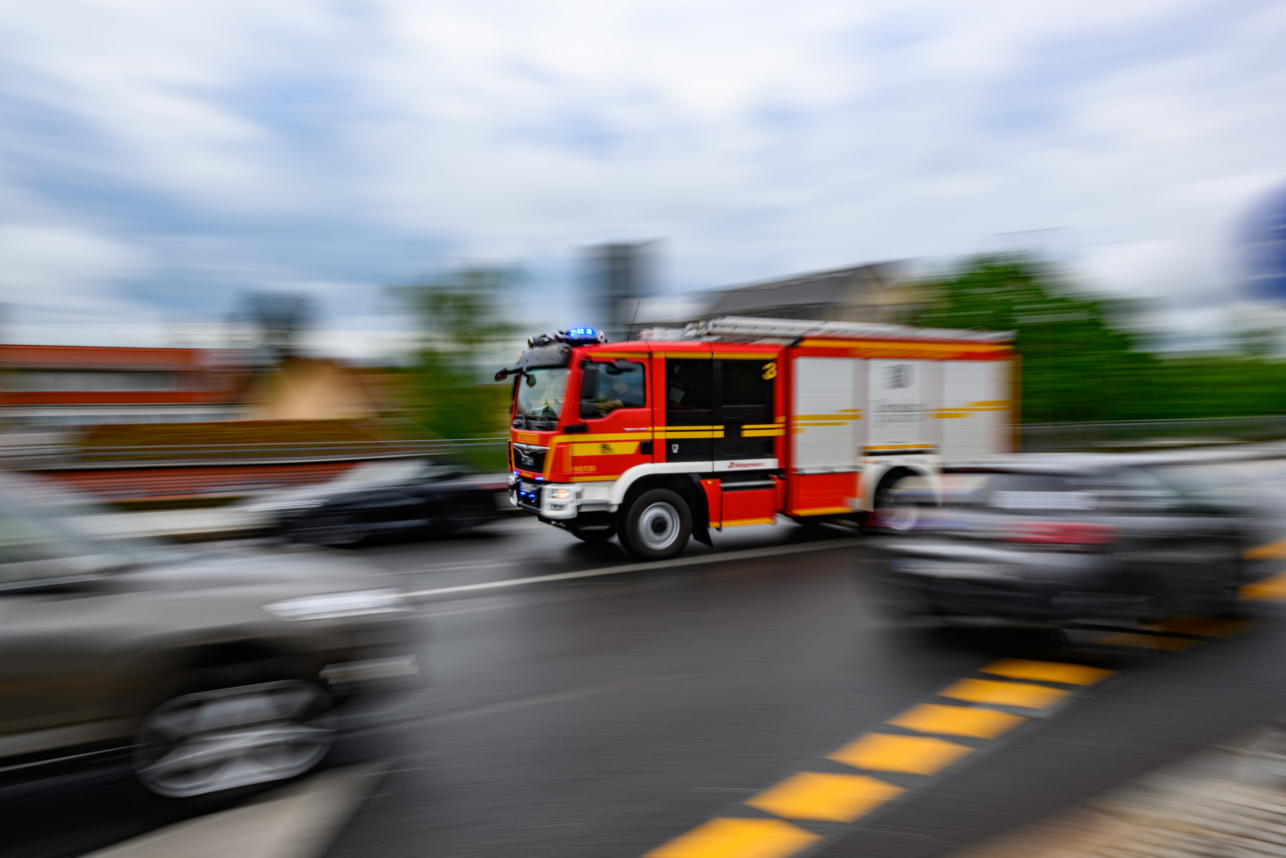 Ein Feuerwehrfahrzeug fährt mit Blaulicht zu einem Einsatz.