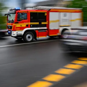 Ein Feuerwehrfahrzeug fährt mit Blaulicht zu einem Einsatz.
