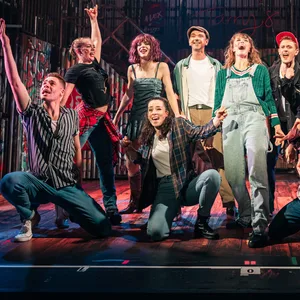 Das Ensemble von „Flashdance“ singt gemeinsam auf der Bühne.
