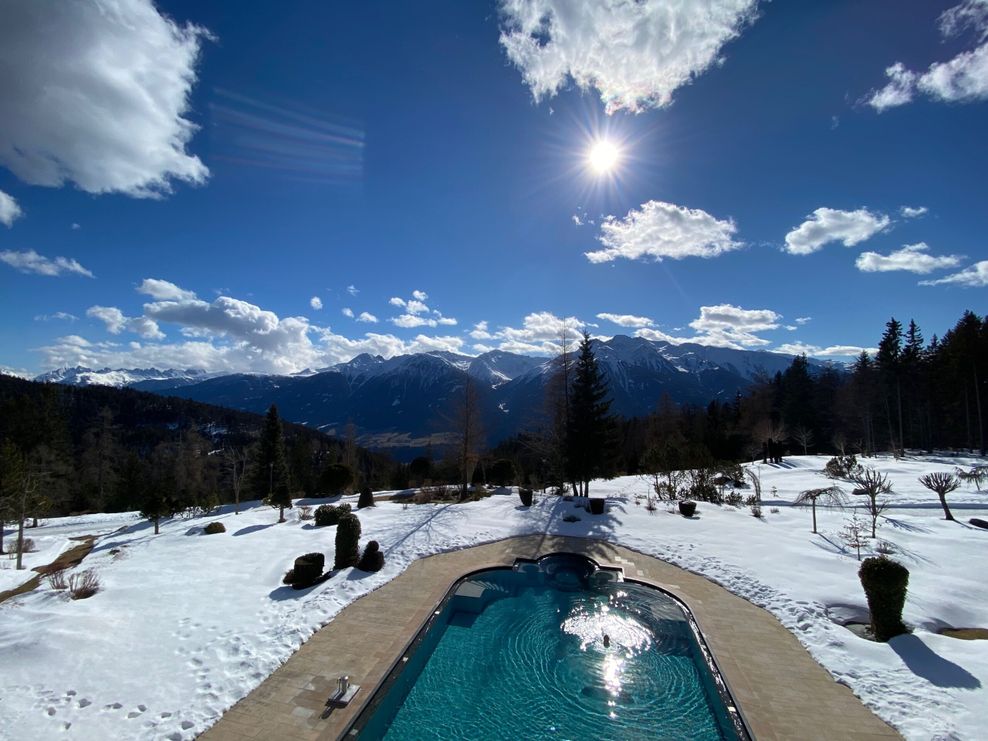 Winterliches Schwimmen mit Ausblick im Interalpen-Hotel Tyrol.