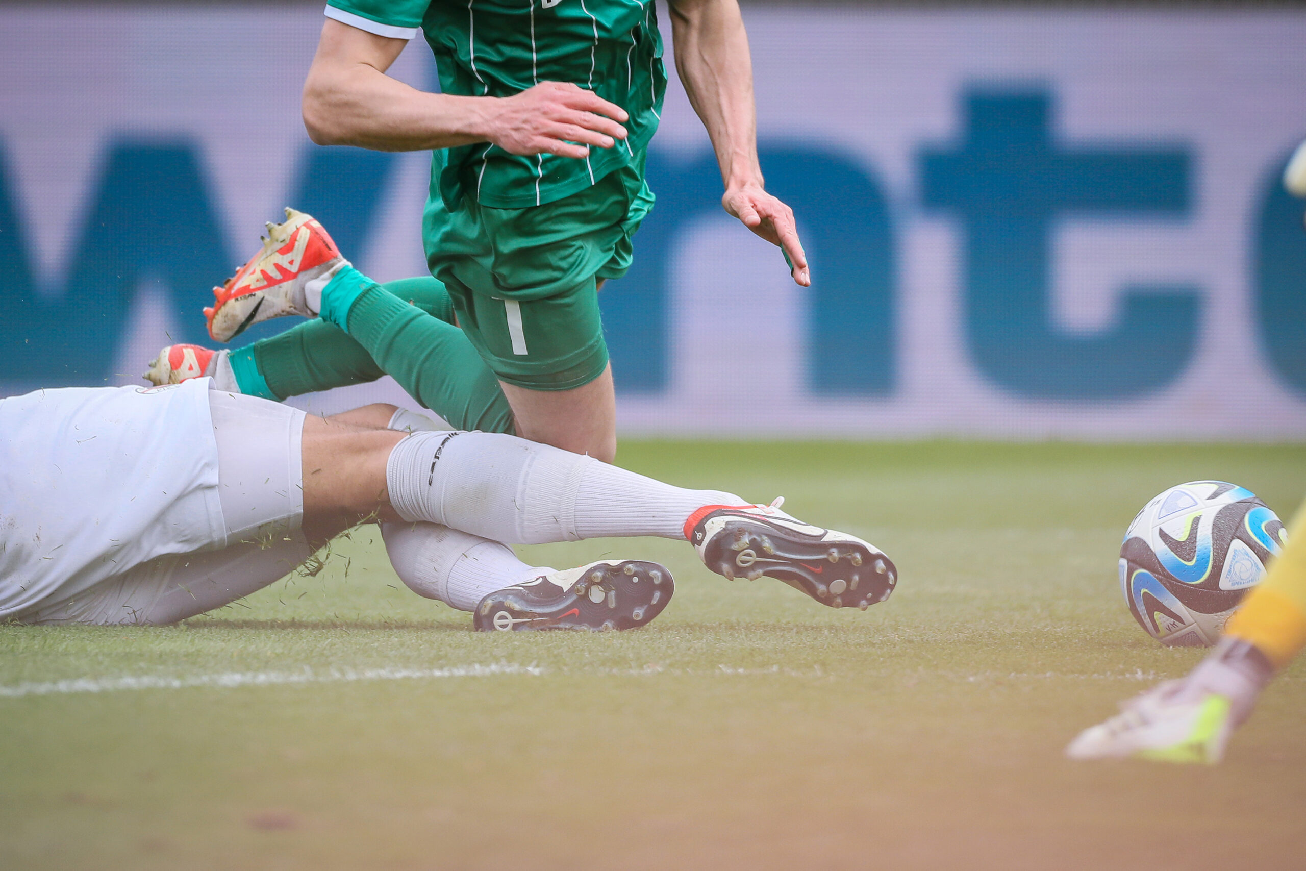 Foulspiel beim Fußball (Symbolbild).