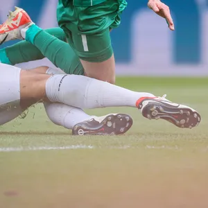 Foulspiel beim Fußball (Symbolbild).