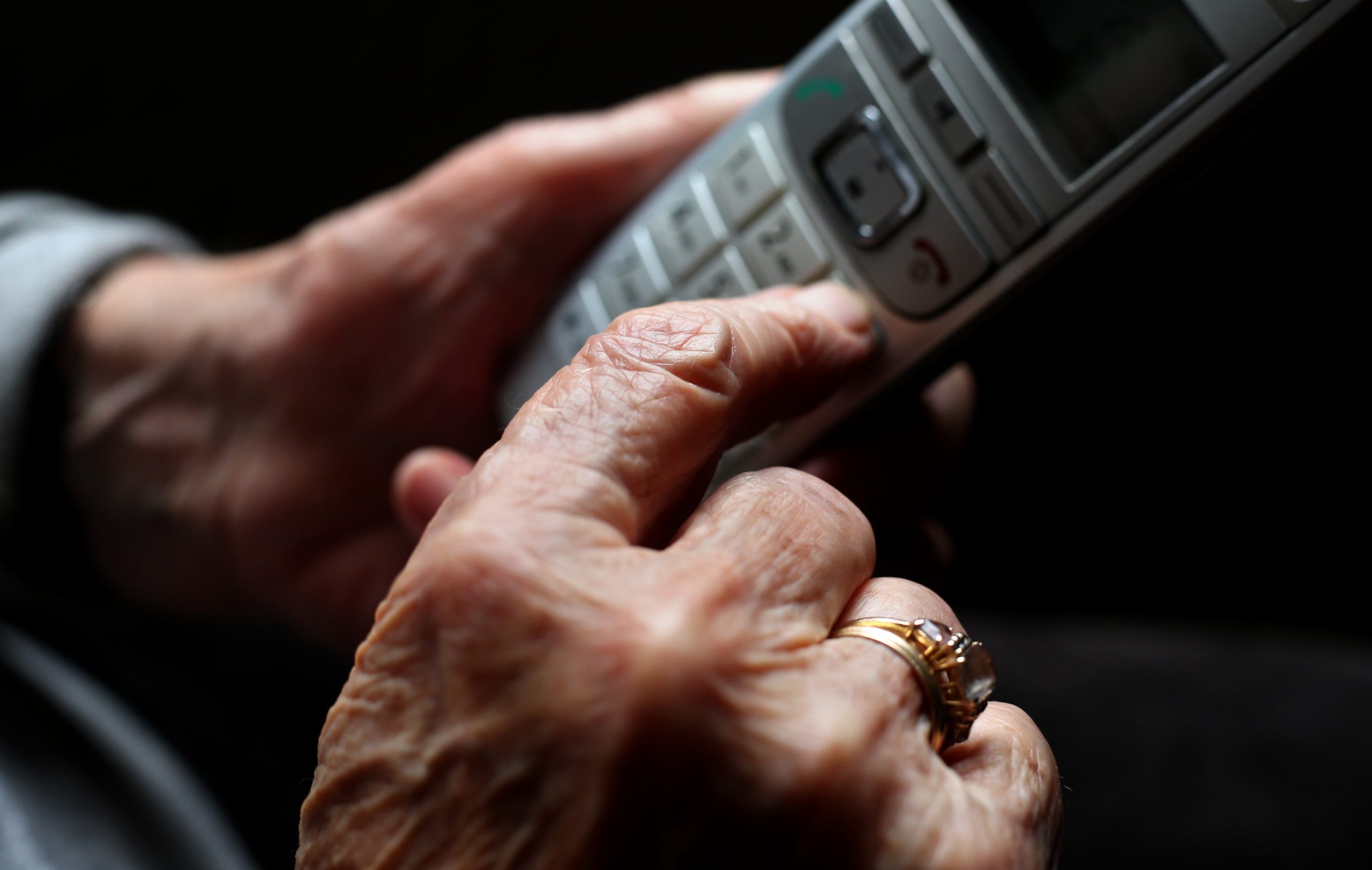 Alte Frau tippt auf Telefon