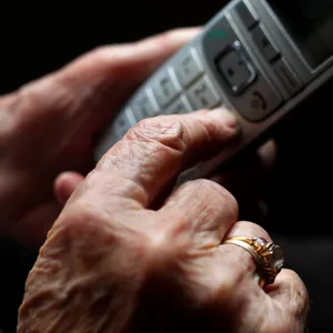 Alte Frau tippt auf Telefon