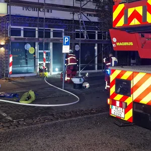Brandserie in Brunsbüttel: Hoher Sachschaden an Hotel ud Fielmann-Filiale – zwei Tatverdächtige festgenommen