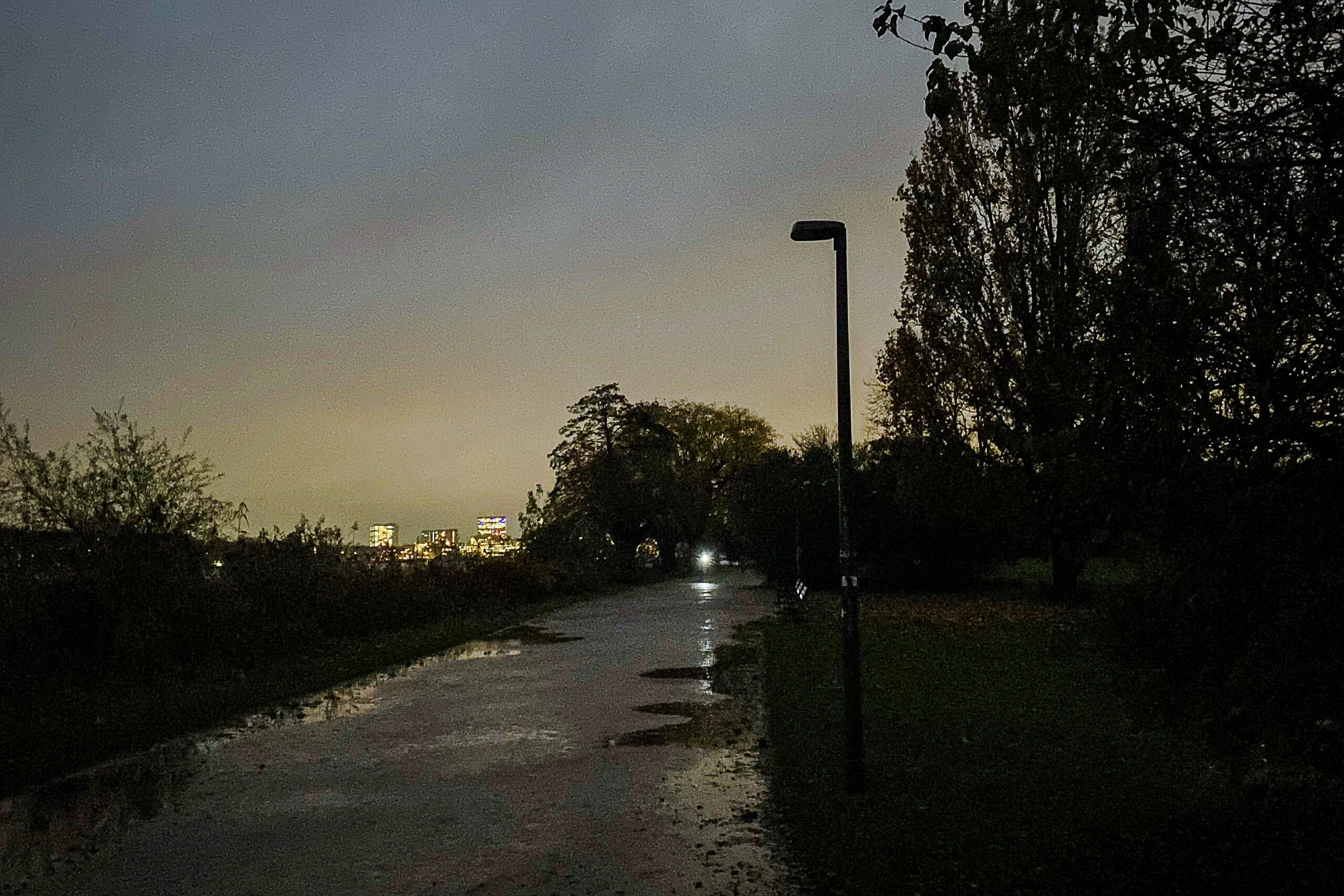 Die Beleuchtung an der Alster ist kaputt.