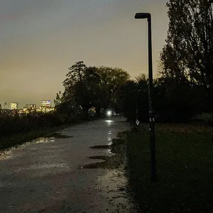 Die Beleuchtung an der Alster ist kaputt.