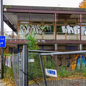 Bisher werden Autofahrer an der Autobahnabfahrt Stellingen von den heruntergekommenen „Glaskästen" begrüßt. Archivfoto: Rainer Wiemers