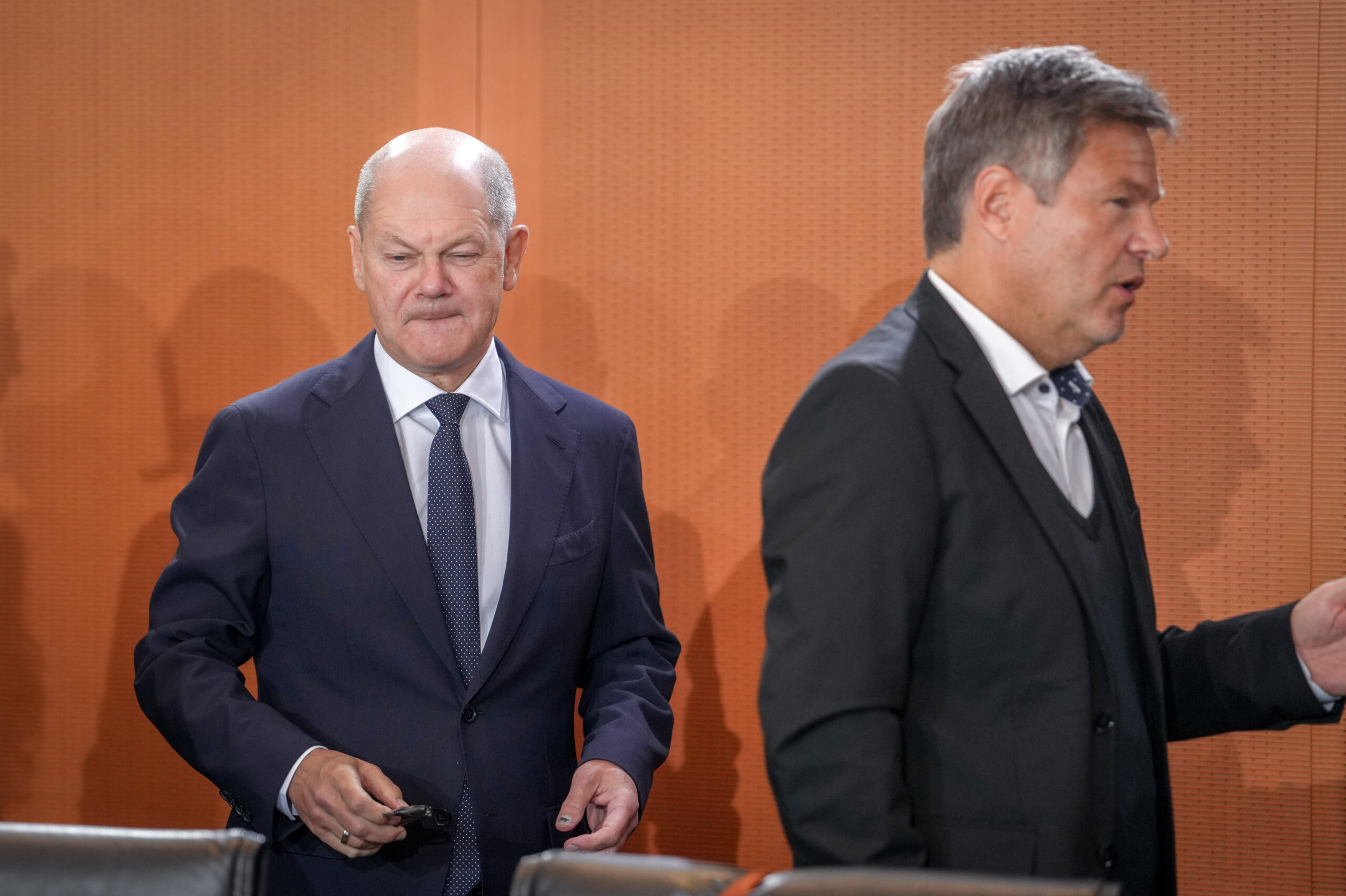 Olaf Scholz (SPD,l.) und Robert Habeck (Grüne) wollen erst einmal weiter im Amt bleiben.