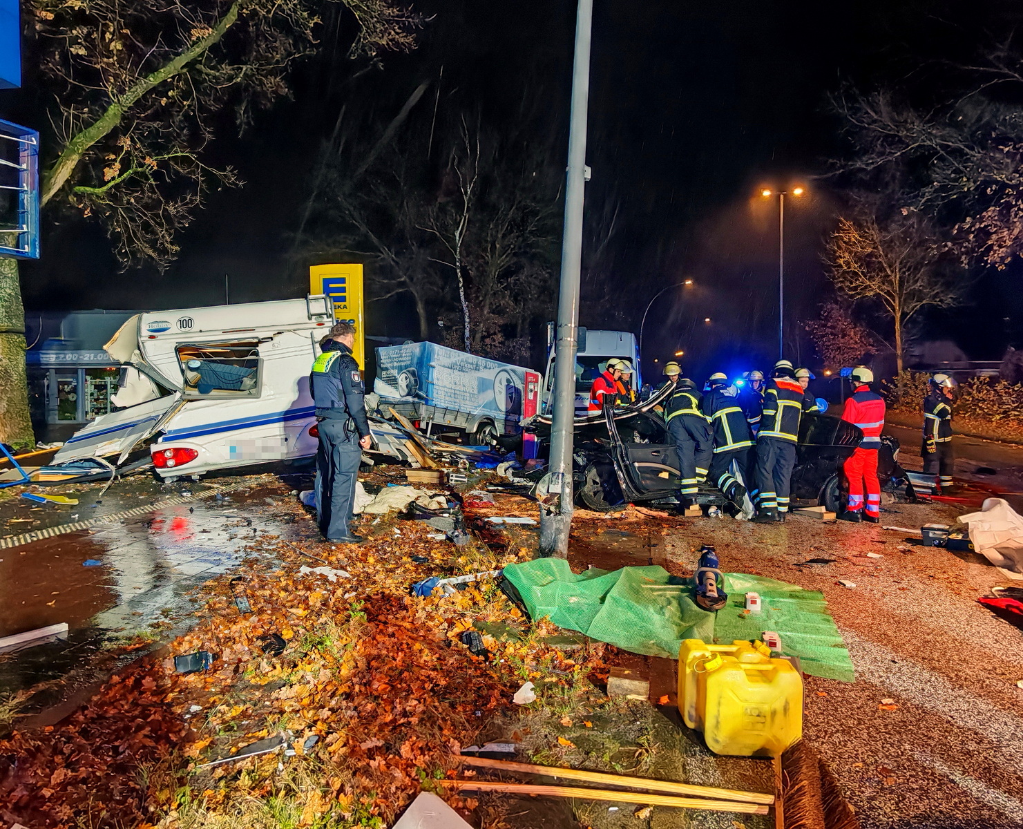 Durch den Unfall wurde ein Wohnwagen regelrecht zertrümmert.