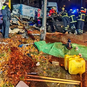 Durch den Unfall wurde ein Wohnwagen regelrecht zertrümmert.