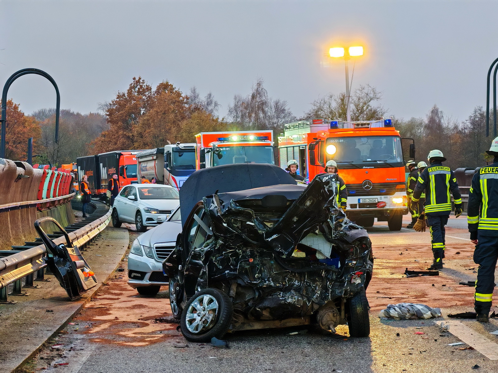 Mehrere Fahrzeuge wurden stark bei dem Unfall beschädigt, eine Fahrerin musste ins Krankenhaus.