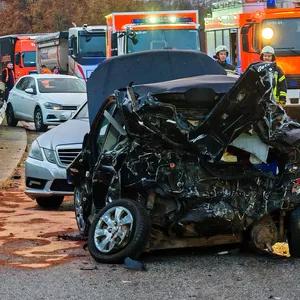 Mehrere Fahrzeuge wurden stark bei dem Unfall beschädigt, eine Fahrerin musste ins Krankenhaus.