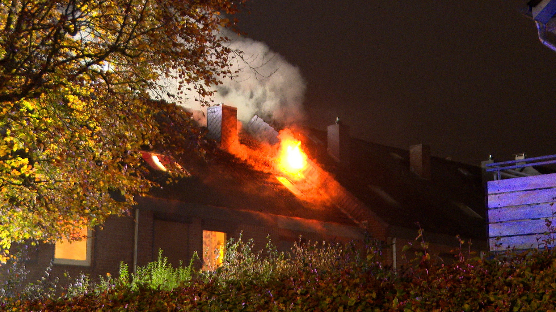 Als die Feuerwehr eintraf, loderten die Flammen bereits sichtbar am Dachstuhl des Hauses in Halstenbek.