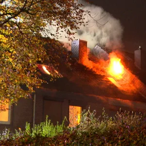 Als die Feuerwehr eintraf, loderten die Flammen bereits sichtbar am Dachstuhl des Hauses in Halstenbek.