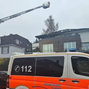 Das Feuer hat den gesamten Dachstuhl des Hauses zerstört.