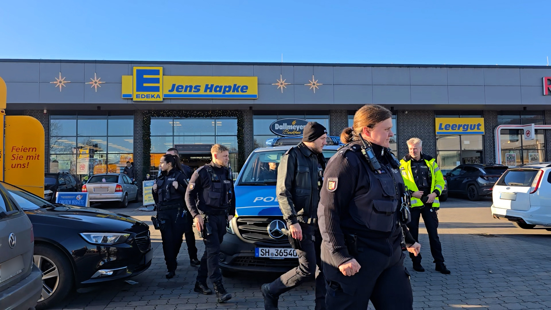 Polizisten vor dem Edeka in Kellinghusen.