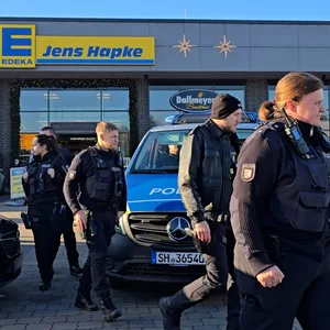 Polizisten vor dem Edeka in Kellinghusen.
