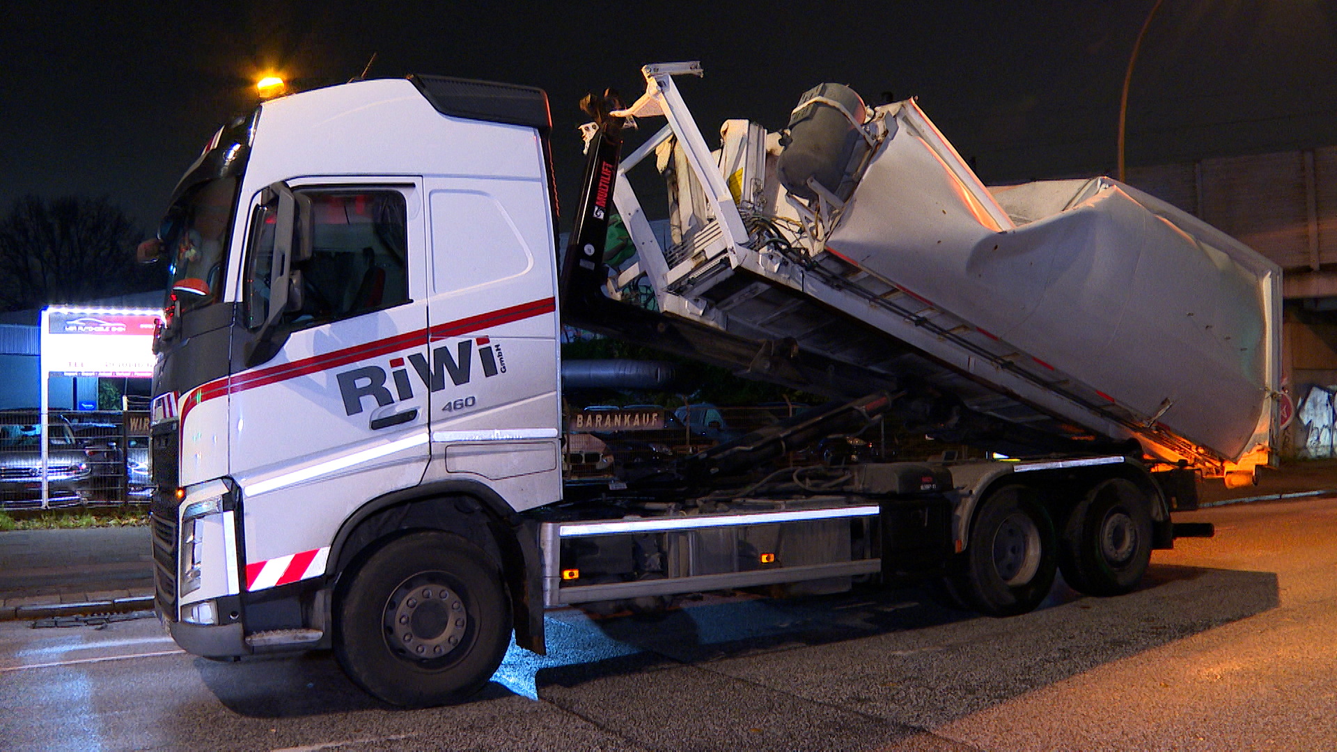 Der beschädigte Lkw nach dem Unfall auf der Straße Rauhes Haus in Hamburg.