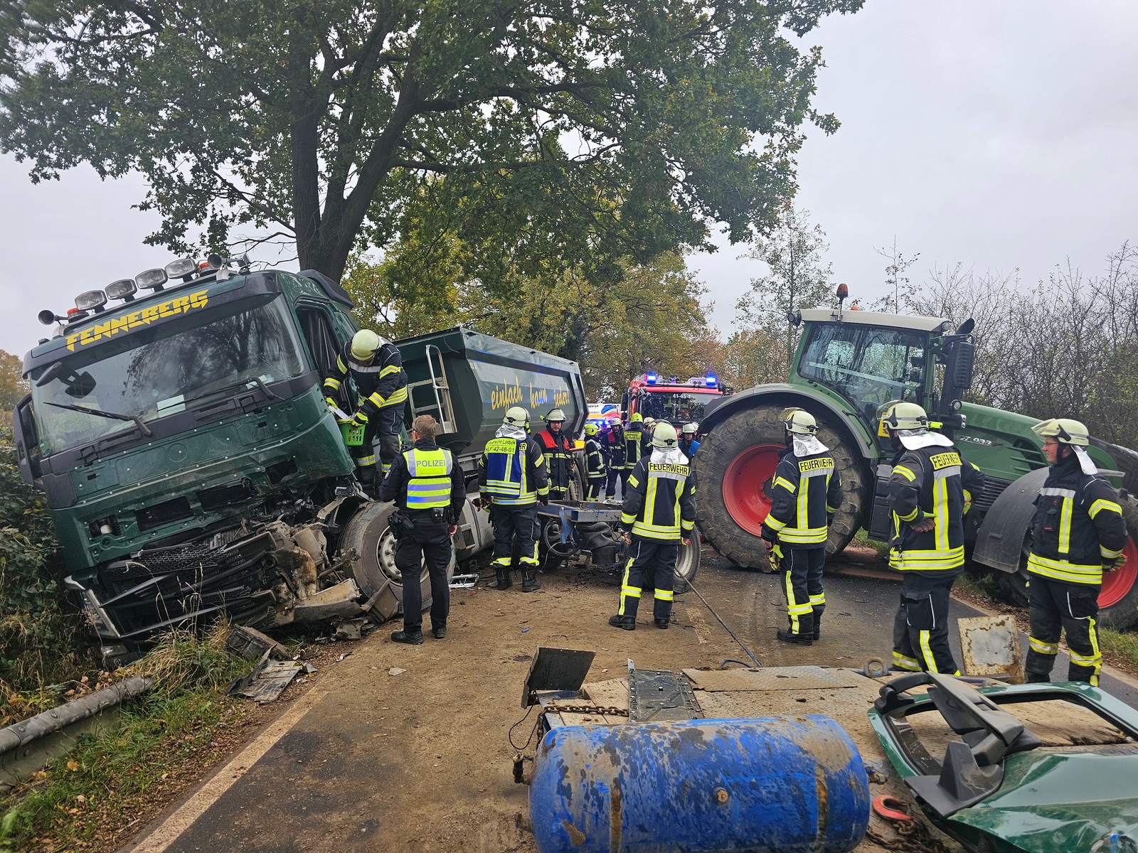 Der Traktor kollidierte mit dem Lastwagen. Der Lkw-Fahrer wurde verletzt.