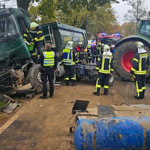 Der Traktor kollidierte mit dem Lastwagen. Der Lkw-Fahrer wurde verletzt.