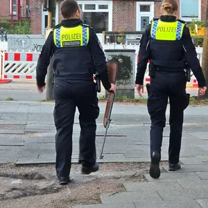 Polizisten mit dem sichergestellten Gewehr.