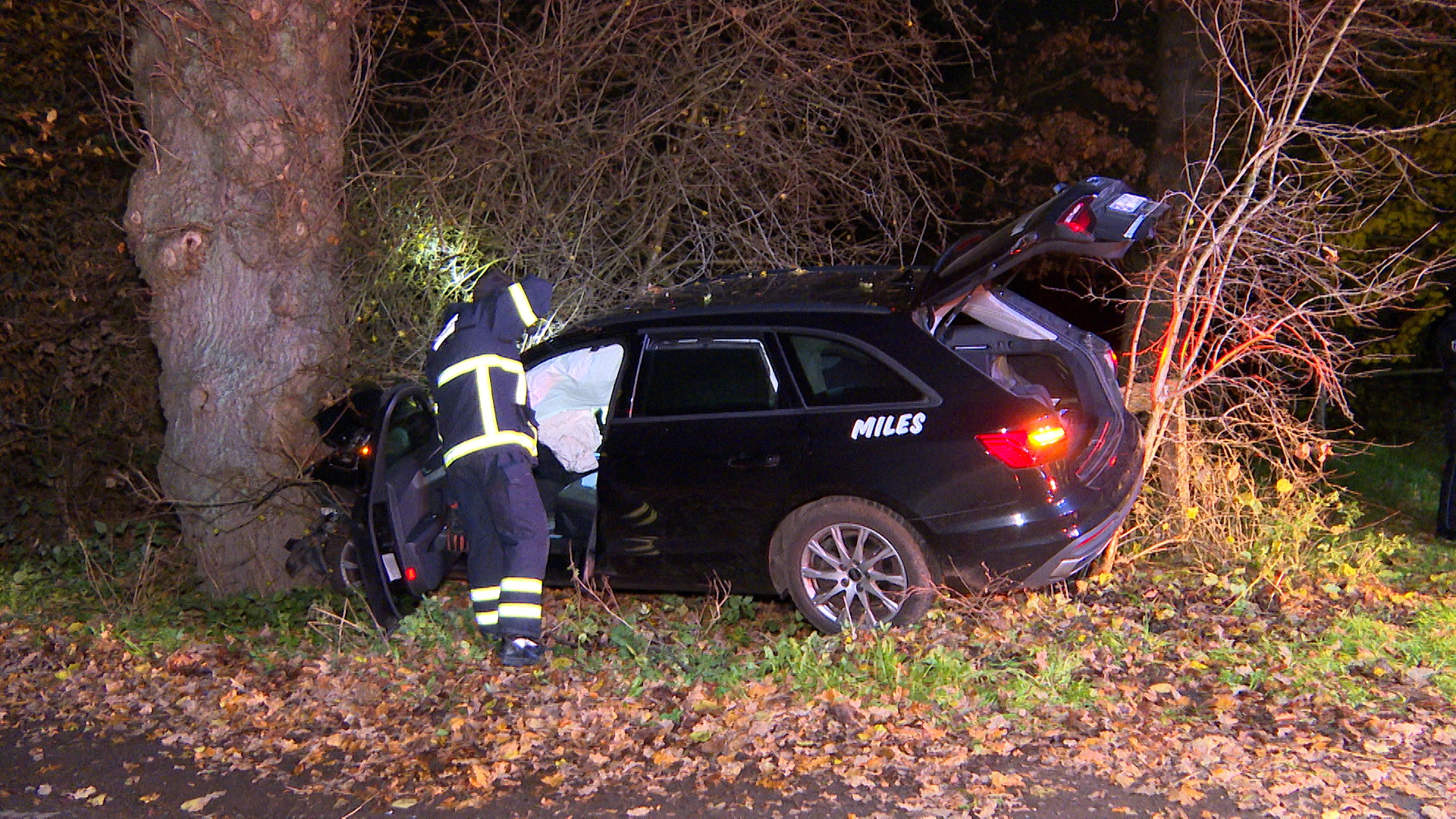 Das Miles-Auto wurde bei dem Unfall in Hamburg-Sülldorf stark beschädigt. Vom Fahrer fehlt jede Spur.